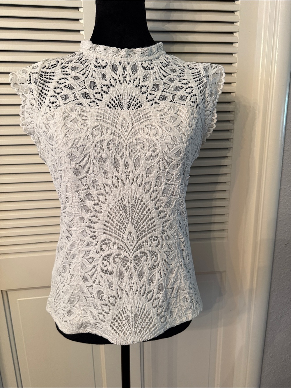 White Lace Cap-Sleeve Women's Top